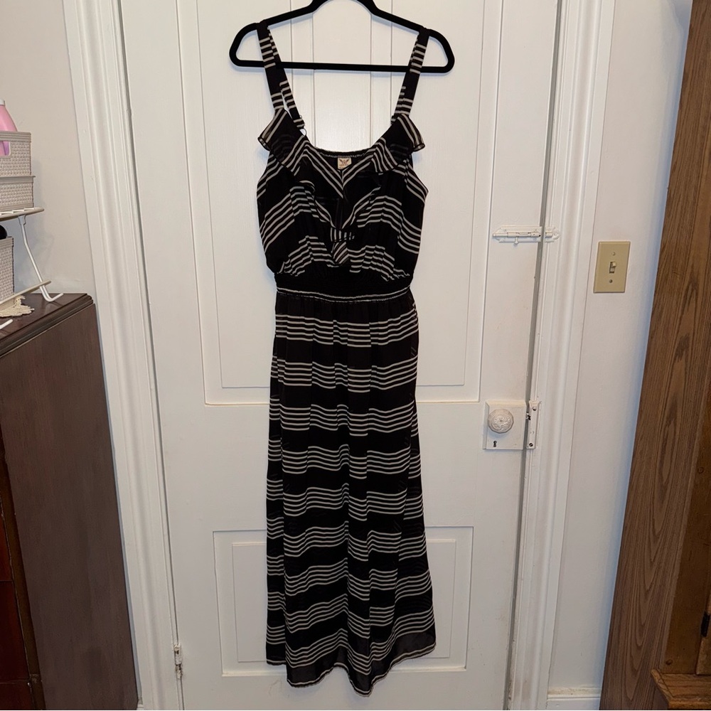 ✨faded glory black & white ruffle stripped maxi dress✨